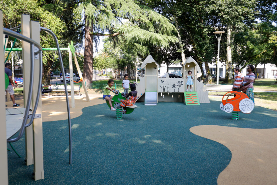 Aire de jeux rénovée avec enfants qui jouent